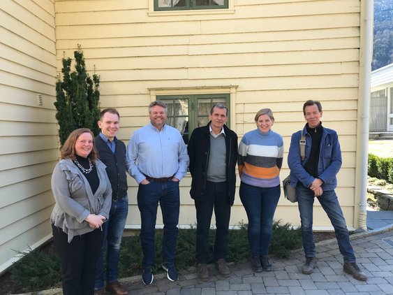 COWI har holdt et seminar på Ornes i Sogn og fjordane om brannsikring av Urnes stavkirke - den eldste i landet. På bildet: Karin Axelsen (Riksantikvaren),   Terje Øverby (COWI),   Georg Waaden (COWI)   Martin Bøifot (COWI),   Guro Hjelmervik (COWI),   Harald Ibenholt (Riksantikvaren)