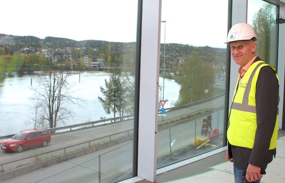 Den nye ungdomsskolen i Kongsberg ligger rett ved Numedalslågen. Her nyter produksjonssjef i KKE, Brynjar Henriksen, utsikten fra skolen bibliotek.