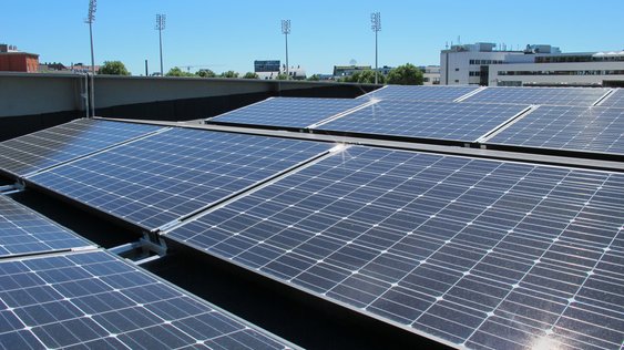 Bislett stadion ble i 2018 Norges første idrettsanlegg med solceller på taket. Nå har stadion også fått sitt eget anlegg for energilagring basert på gjenbrukte batterier fra kasserte elektriske biler.